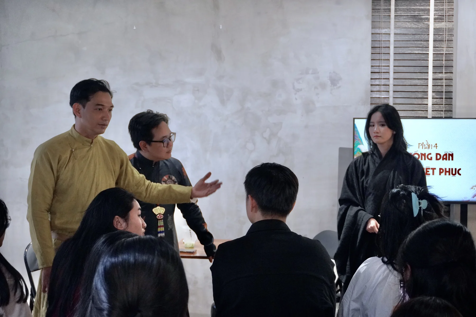 Learning together at the Nếp Áo Nước Nam workshop.