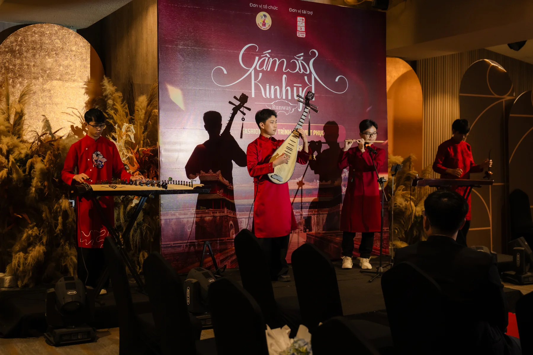A live music performance at Gấm Sắc Kinh Kỳ.